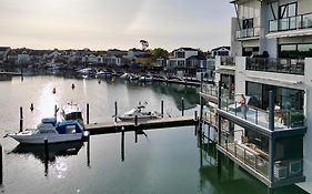 Marina Magic Getaways - Your Waterfront Retreat